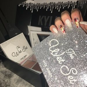 Kylie Jenner “THE WET SET” ILLUMINATING POWDER